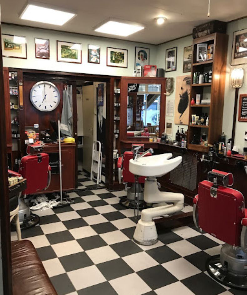 Binnen Di Fretti’s Barbershop